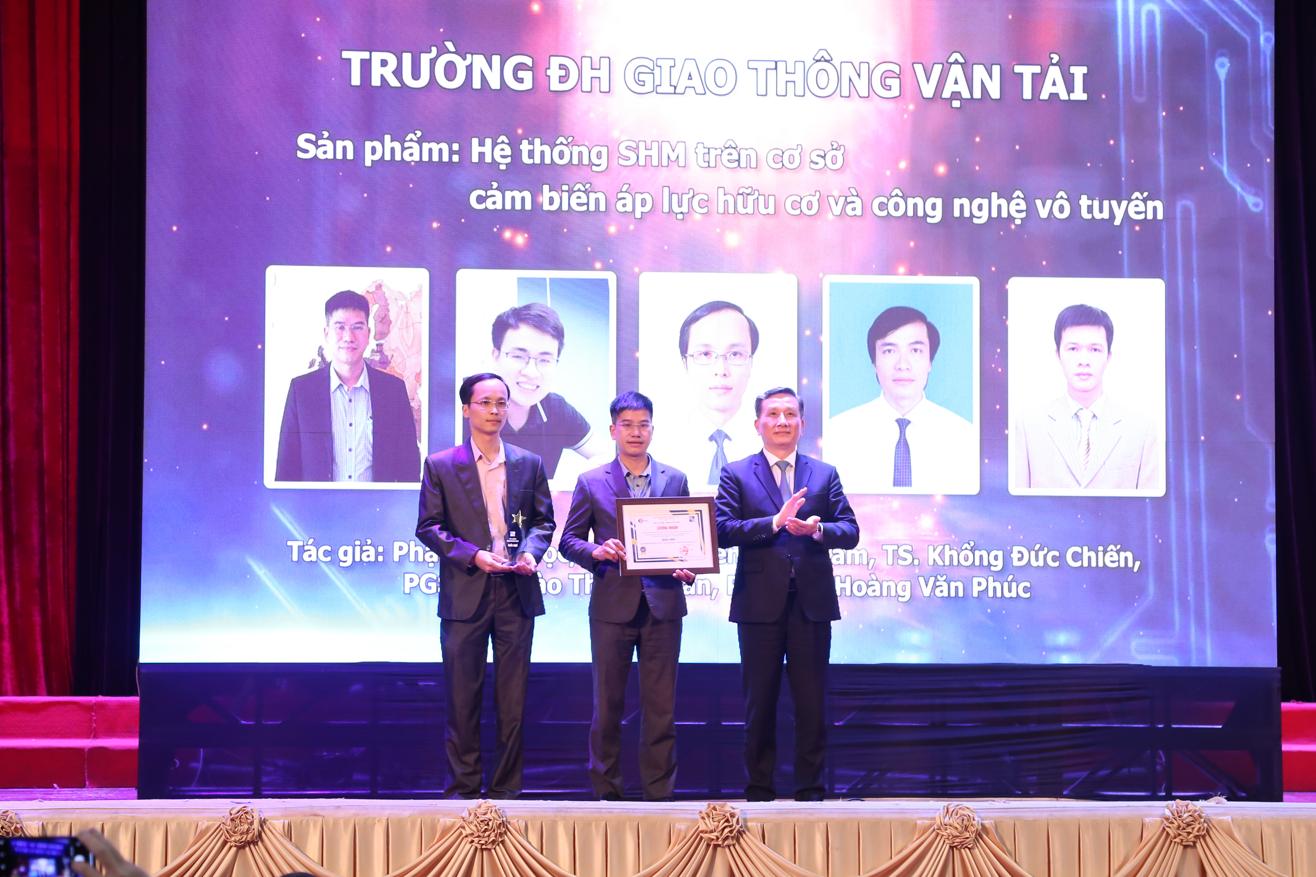 Trường Đại học Giao thông vận tải nhận giải thưởng Sản phẩm khoa học công nghệ Điện tử Viễn thông Việt Nam (REV Award 2021)
