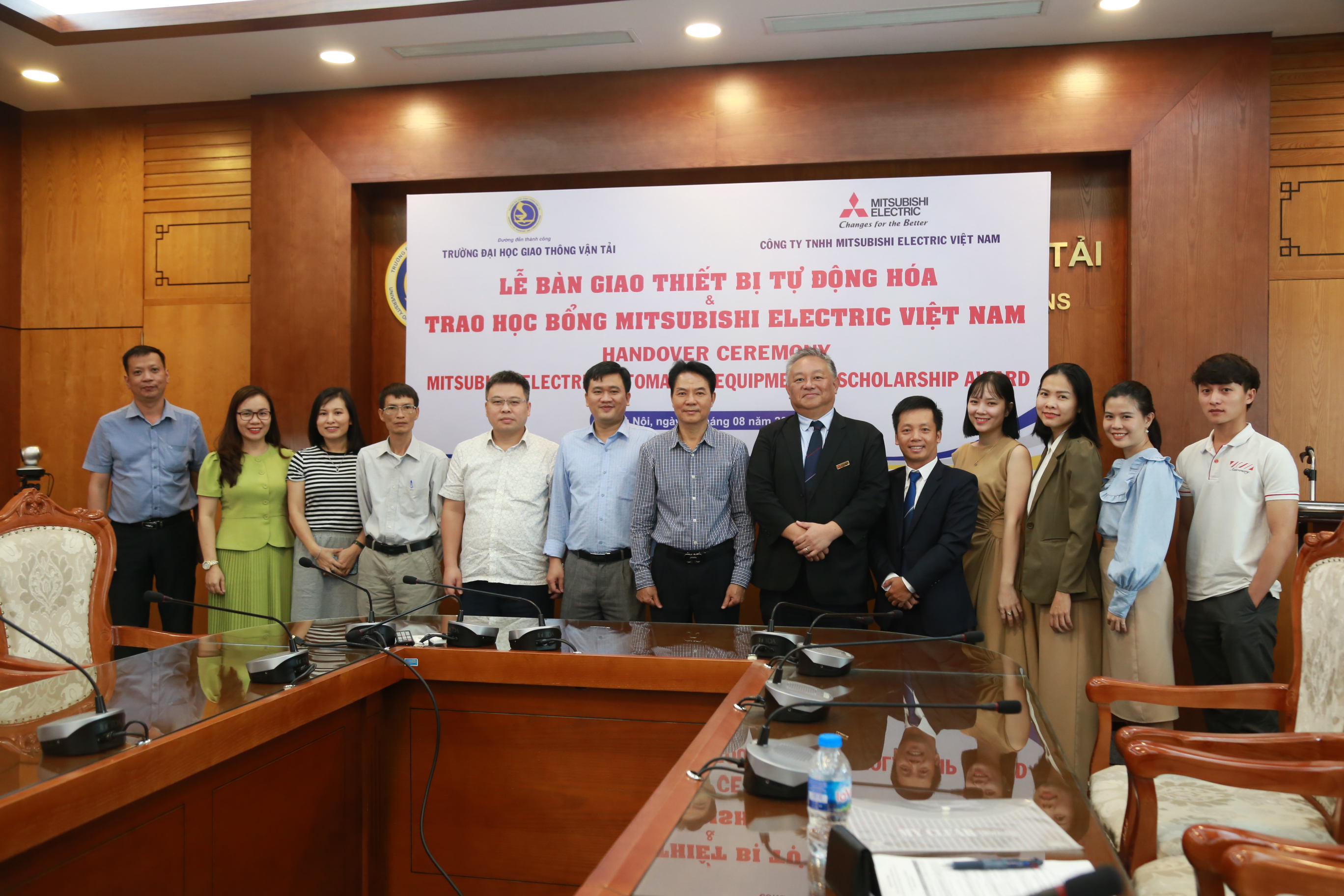 Khai trương phòng thí nghiệm Mitsubishi Electric FA và trao học bổng Mitsubishi Electric Việt Nam cho sinh viên Khoa Điện-Điện tử Trường ĐH GTVT