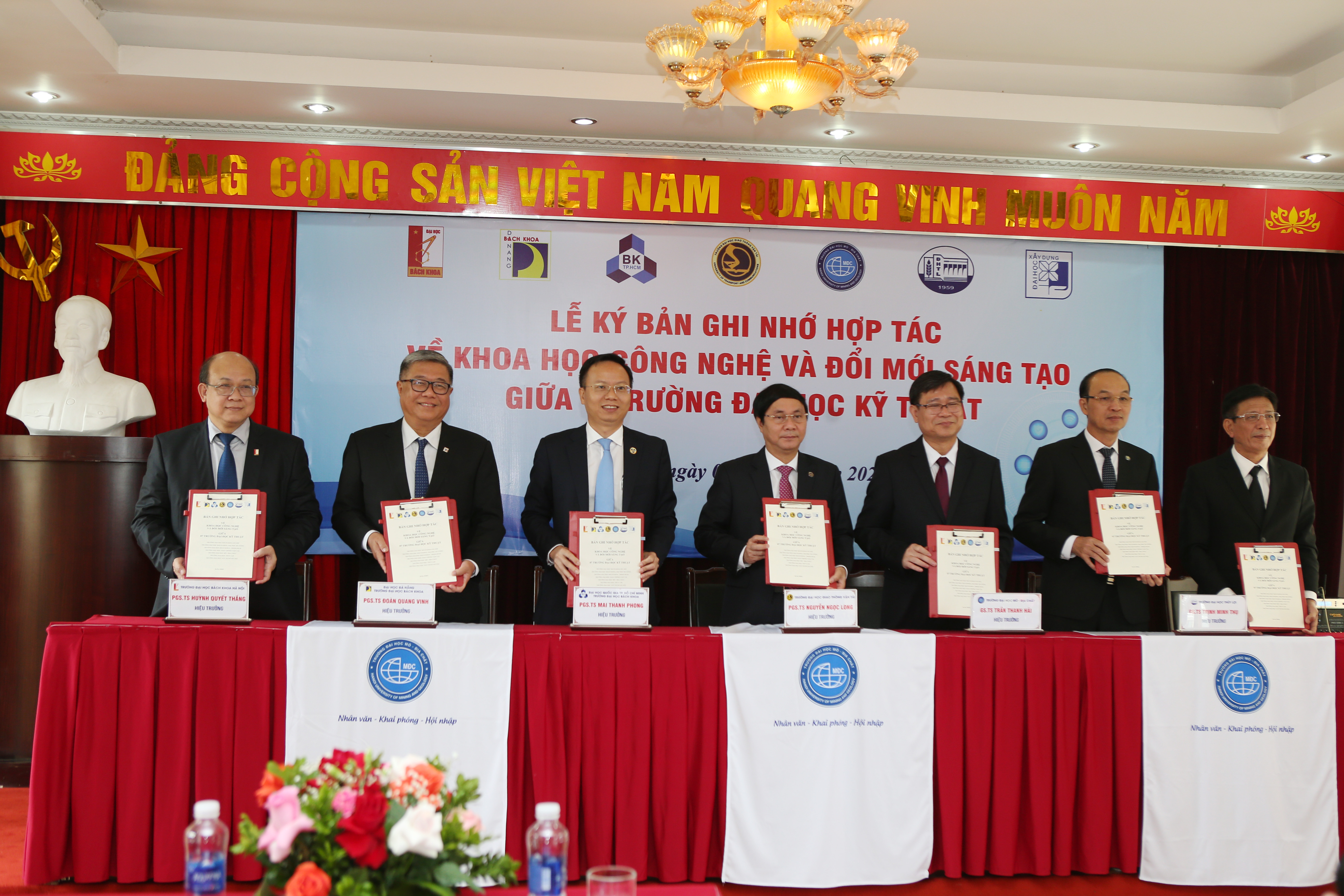 LỄ KÝ BẢN GHI NHỚ HỢP TÁC VỀ KHOA HỌC CÔNG NGHỆ VÀ ĐỔI MỚI SÁNG TẠO GIỮA 7 TRƯỜNG ĐẠI HỌC KỸ THUẬT
