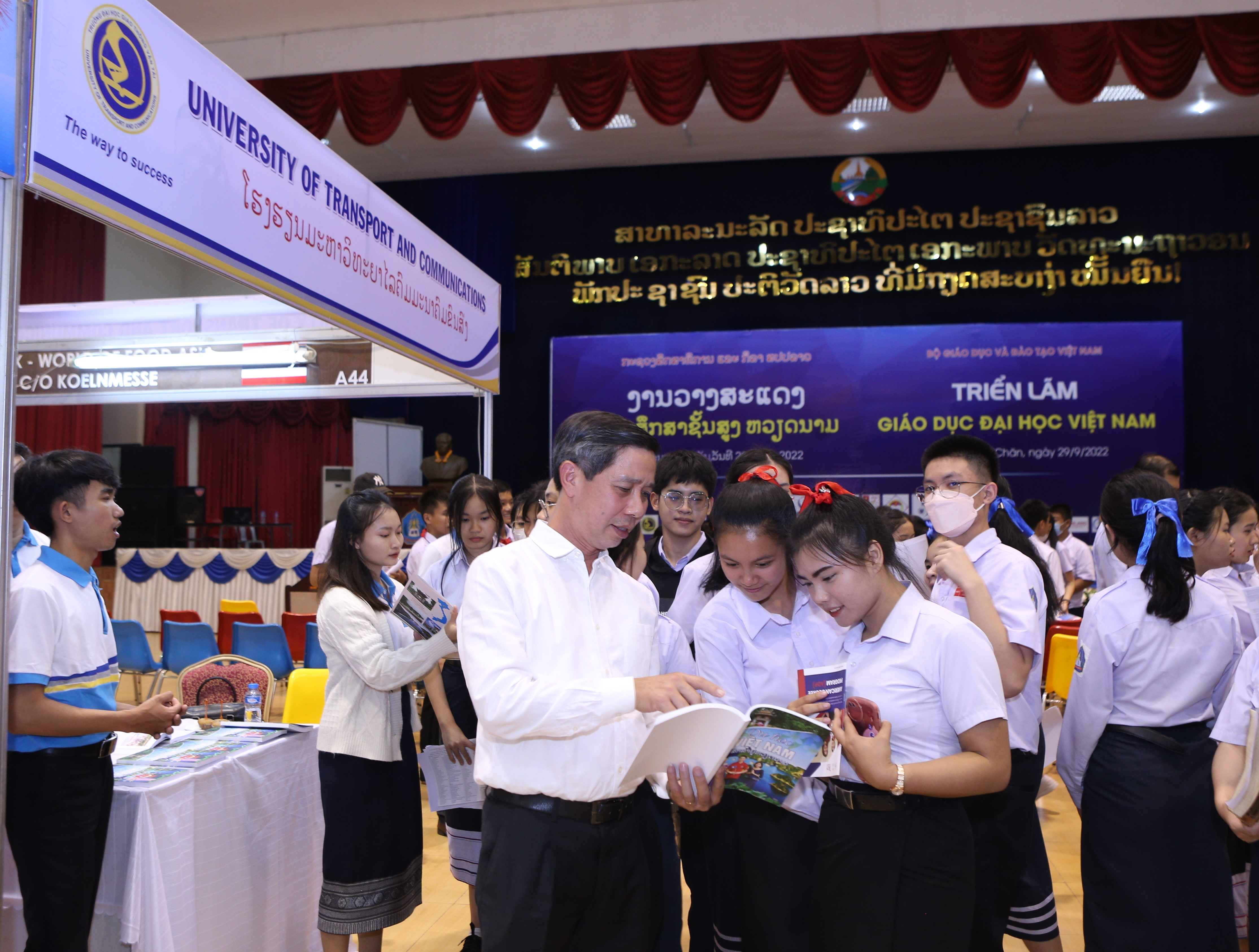 Trường Đại học Giao thông vận tải tham gia Triển lãm giáo dục đại học Việt Nam tại thủ đô Vientiane của Lào