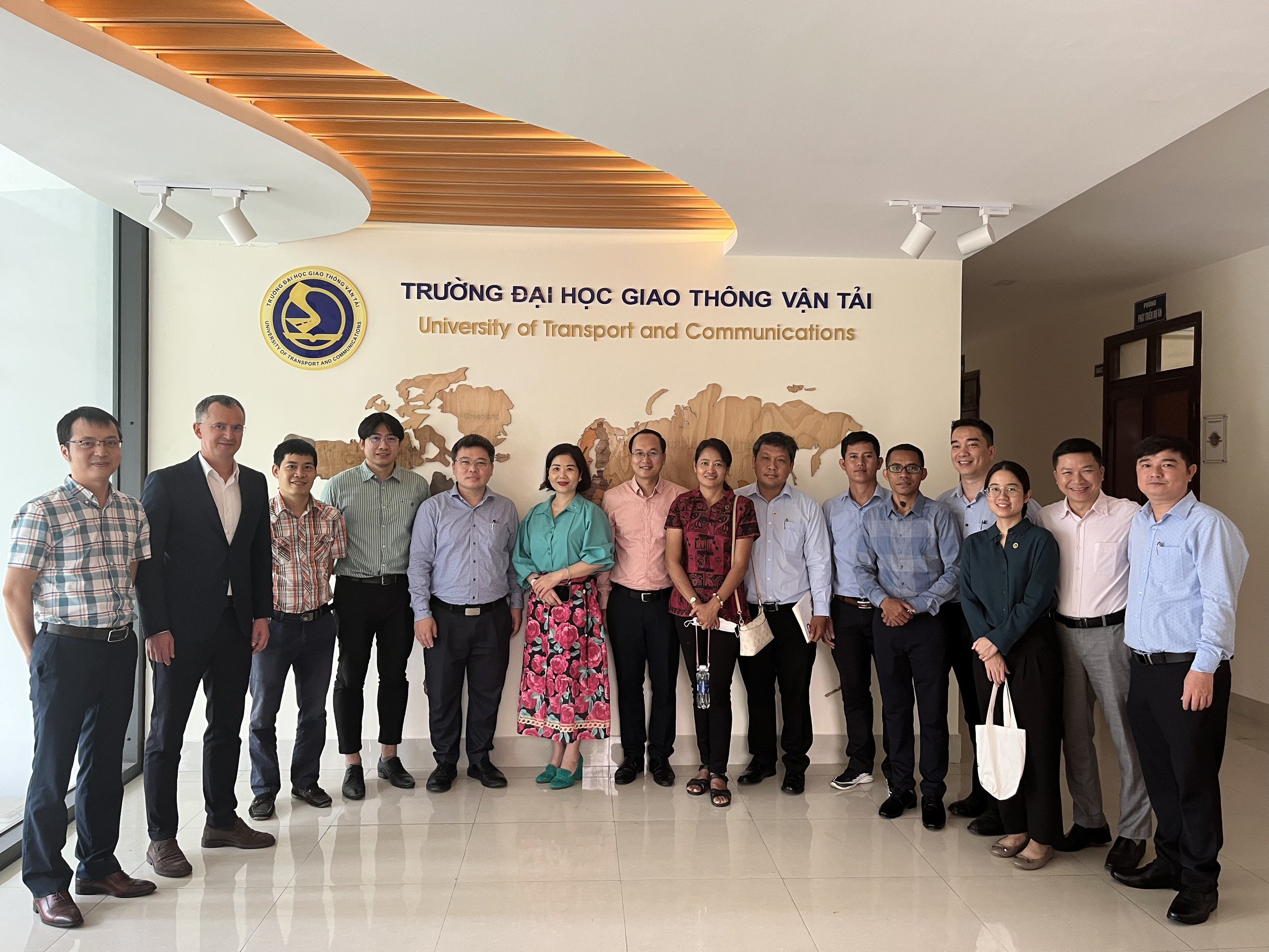 Chuyến làm việc, giảng dạy của PGS. TS. Gabriel Carp – Trường Đại học Dunarea de Jos of Galati tại Trường Đại học GTVT