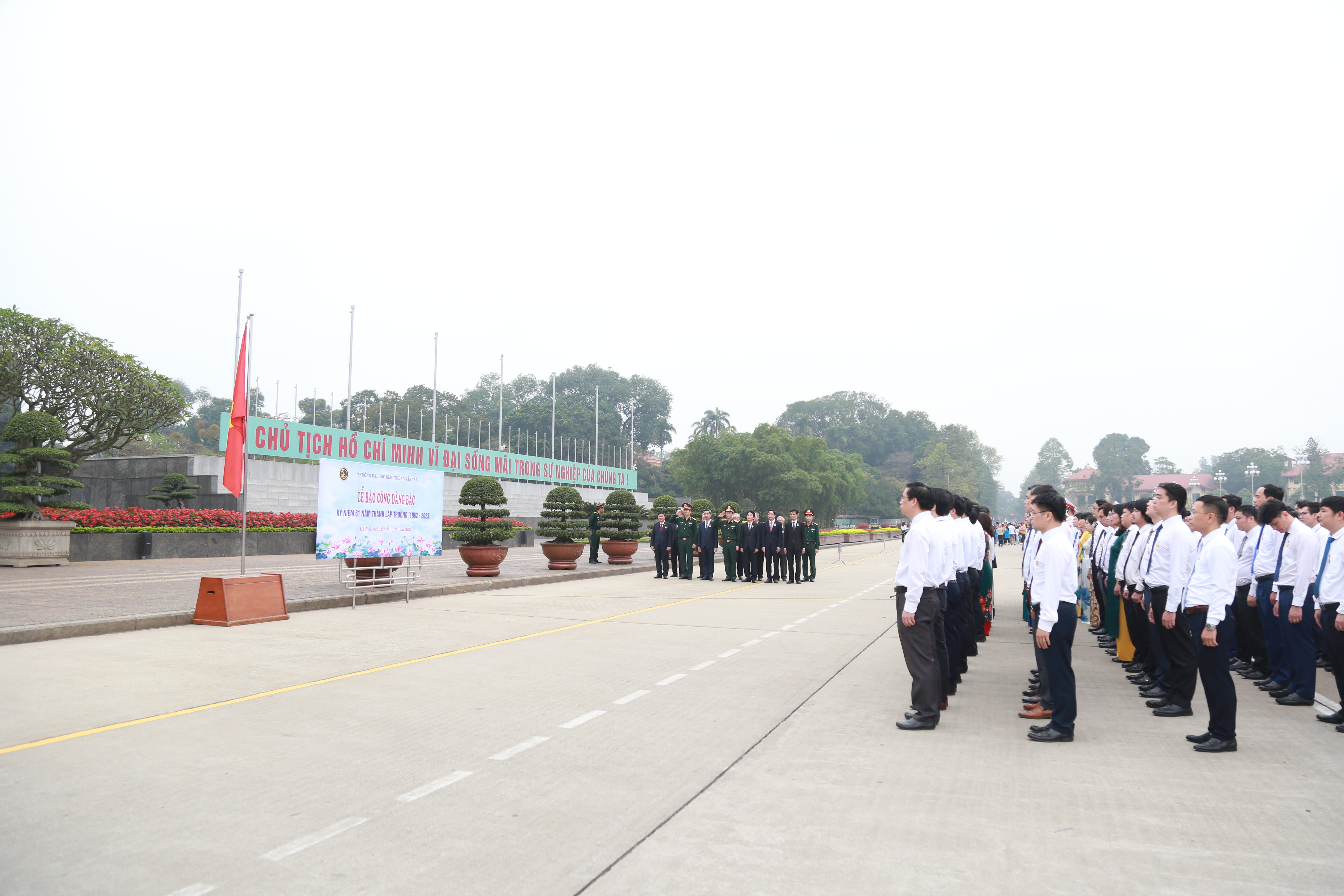 Trường Đại học Giao thông vận tải báo công dâng Bác