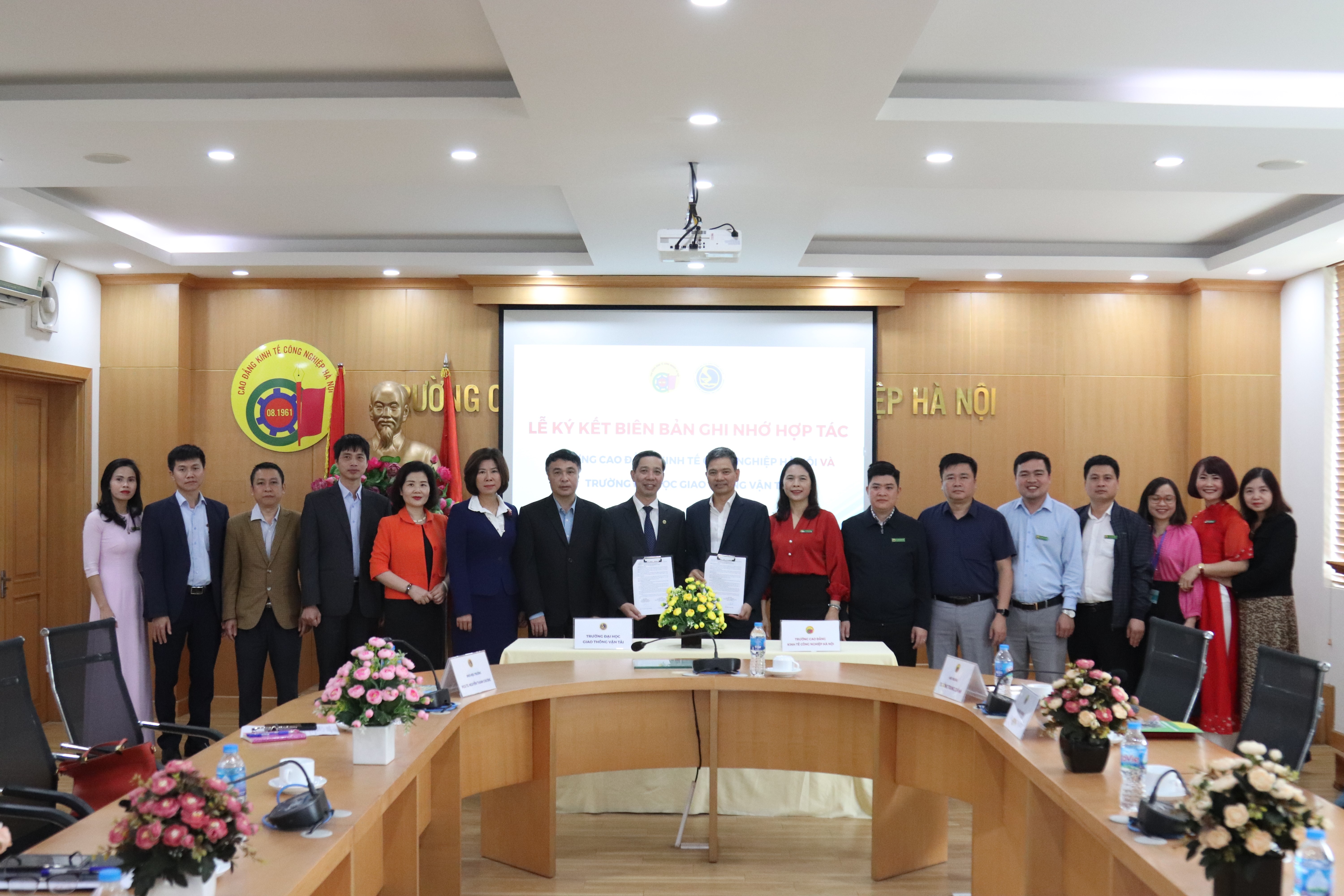 Lễ ký kết biên bản ghi nhớ hợp tác giữa Trường Đại học Giao thông vận tải và Trường Cao đẳng Kinh tế Công nghiệp Hà Nội