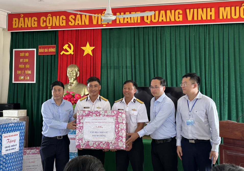  Đoàn công tác Trường Đại học Giao thông vận tải thăm, tặng quà, động viên quân dân trên quần đảo Trường Sa và Nhà giàn DK1/12