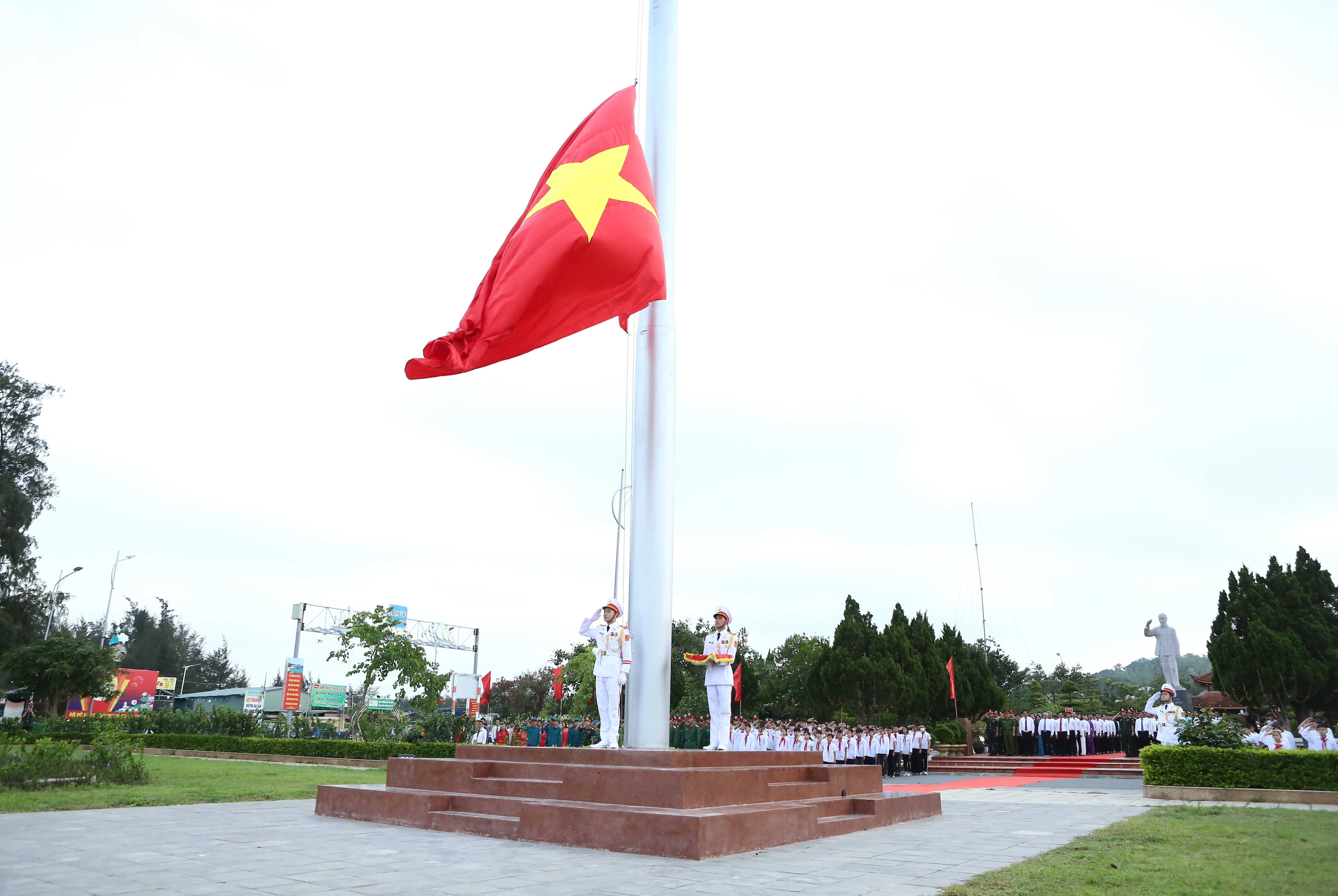 Lễ thượng cờ Tổ quốc trên đảo Cô Tô