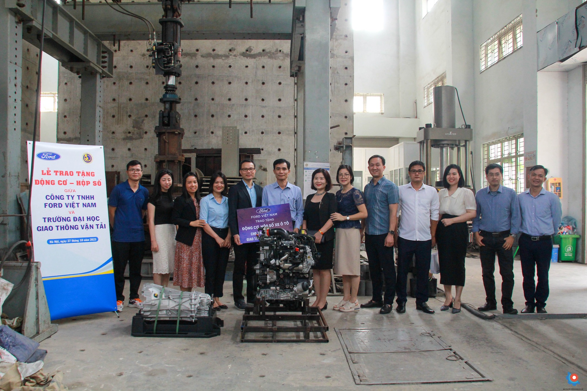 Lễ trao tặng động cơ - hộp số giữa công ty TNHH Ford Việt Nam và Trường Đại học Giao thông vận tải