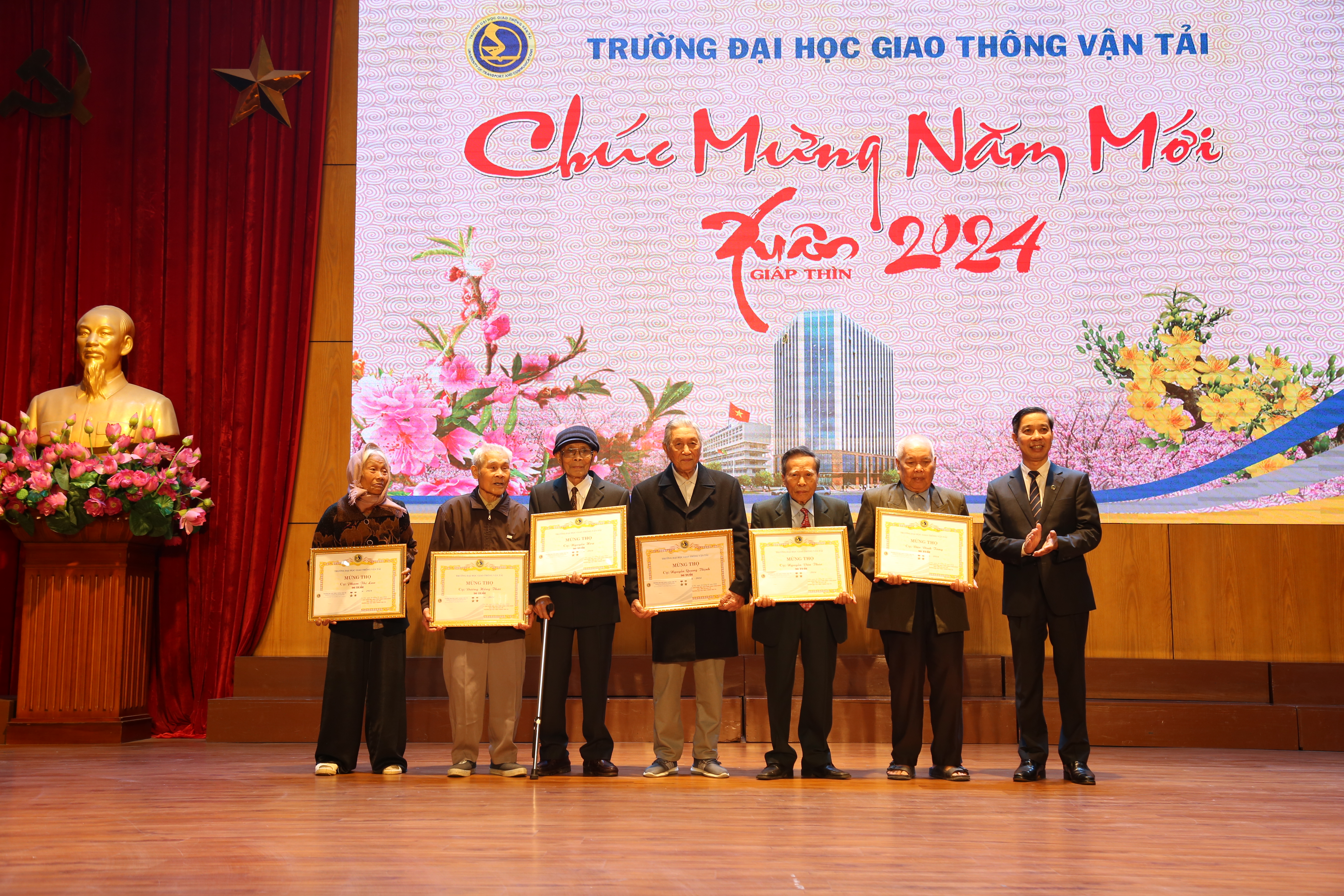 Gặp mặt cán bộ, viên chức hưu trí nhân dịp Tết Nguyên đán Giáp Thìn 2024