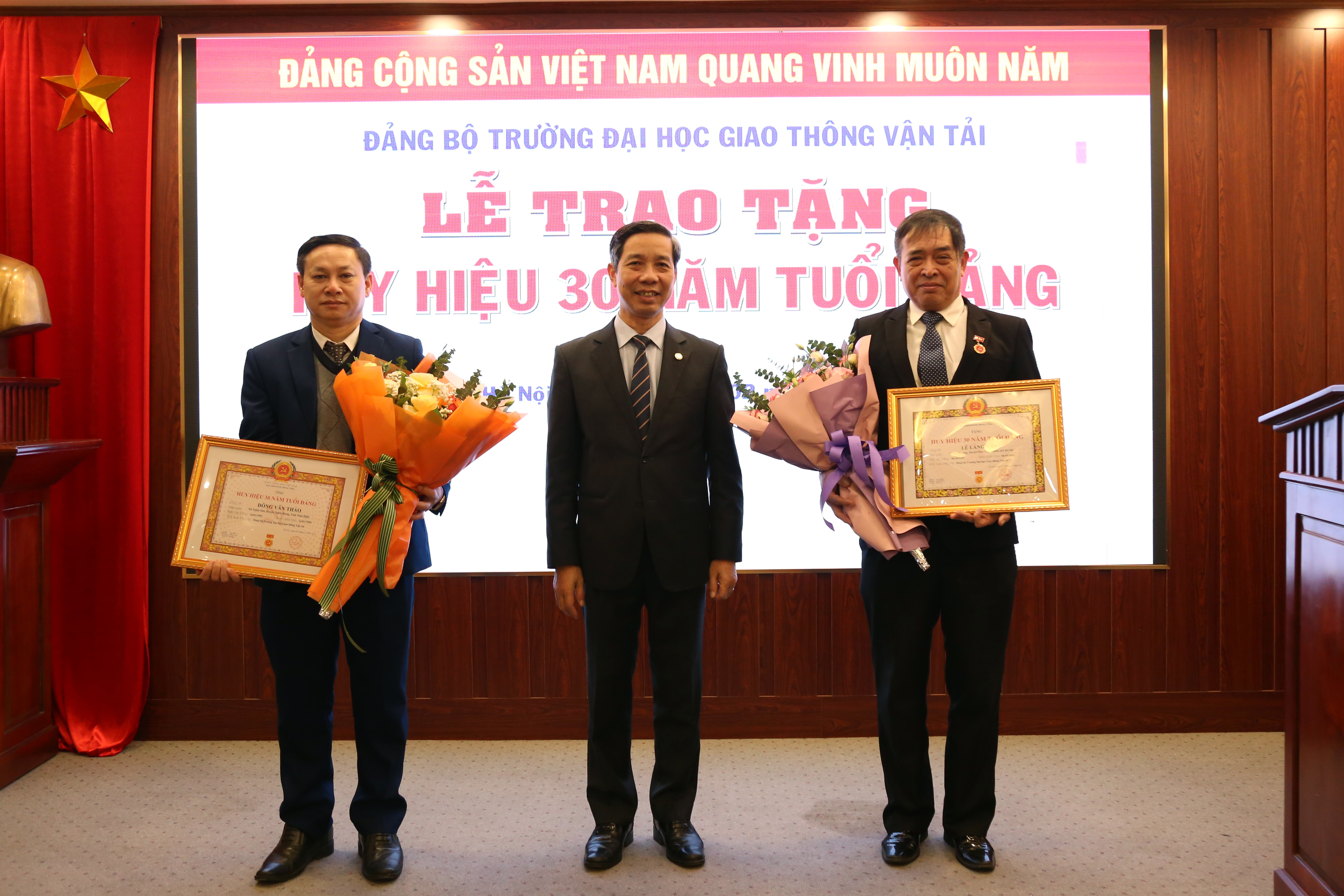 Lễ trao tặng huy hiệu 30 năm tuổi Đảng