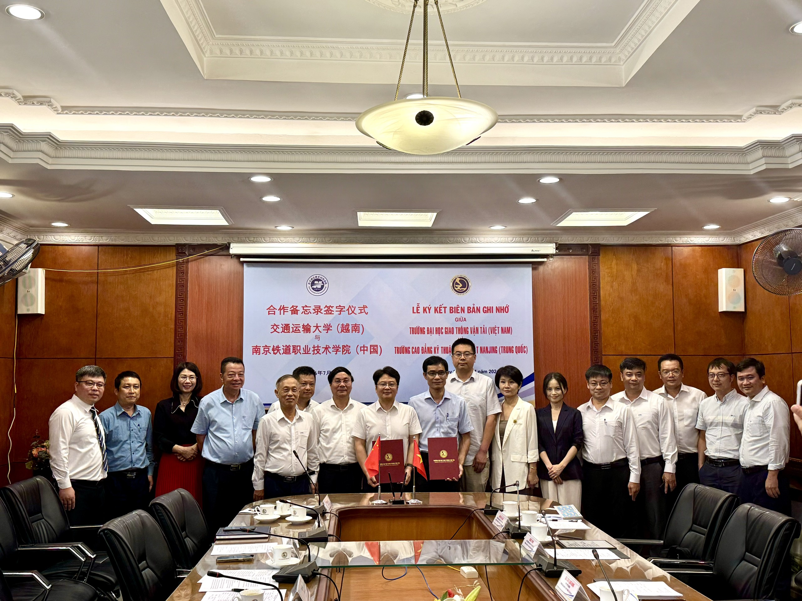 Trường Đại học Giao thông vận tải hợp tác với các đối tác Trung Quốc triển khai nghiên cứu, đào tạo về lĩnh vực giao thông đường sắt đô thị