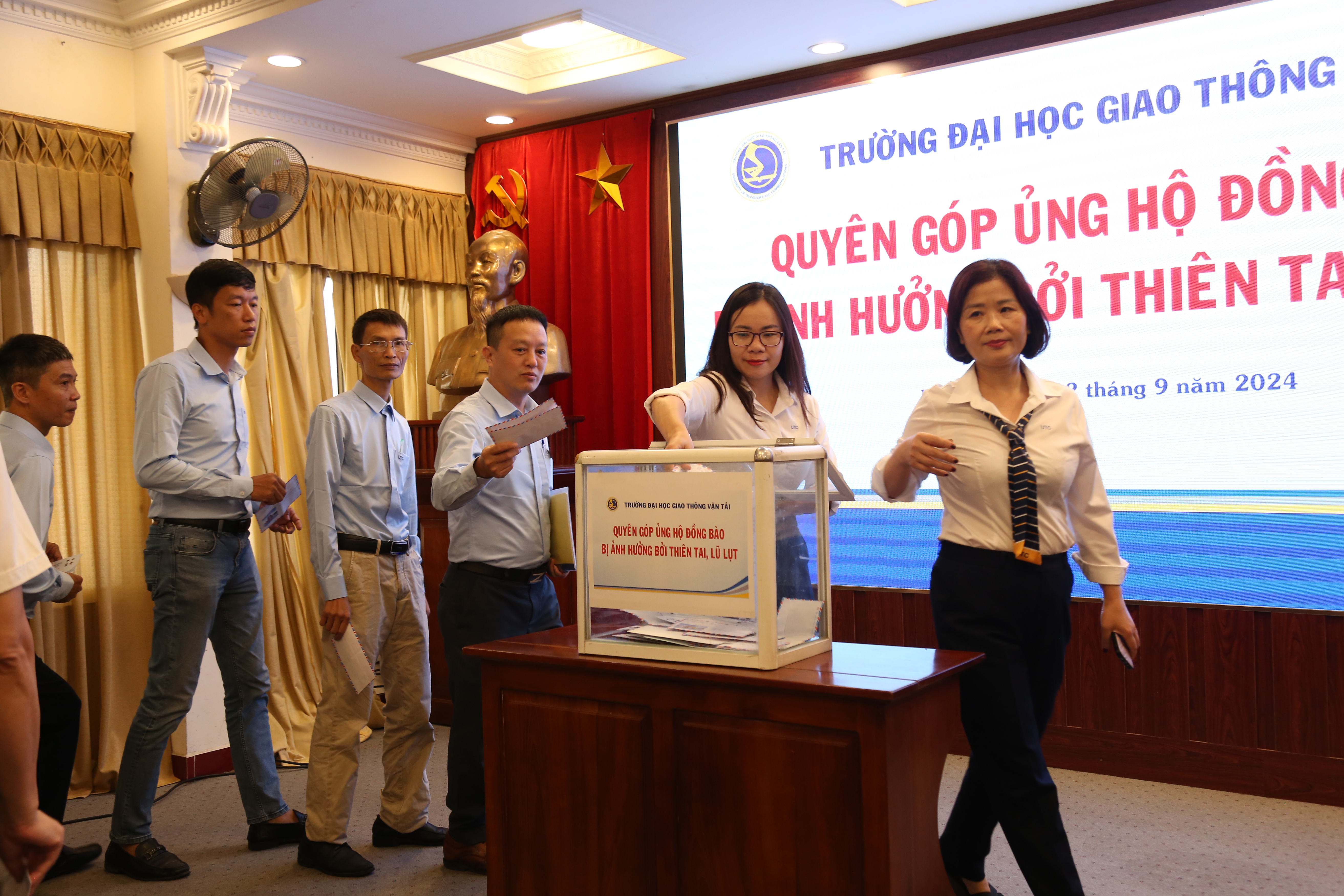 Trường Đại học Giao thông vận tải chia sẻ khó khăn cùng đồng bào bị ảnh hưởng do thiên tai, lũ lụt