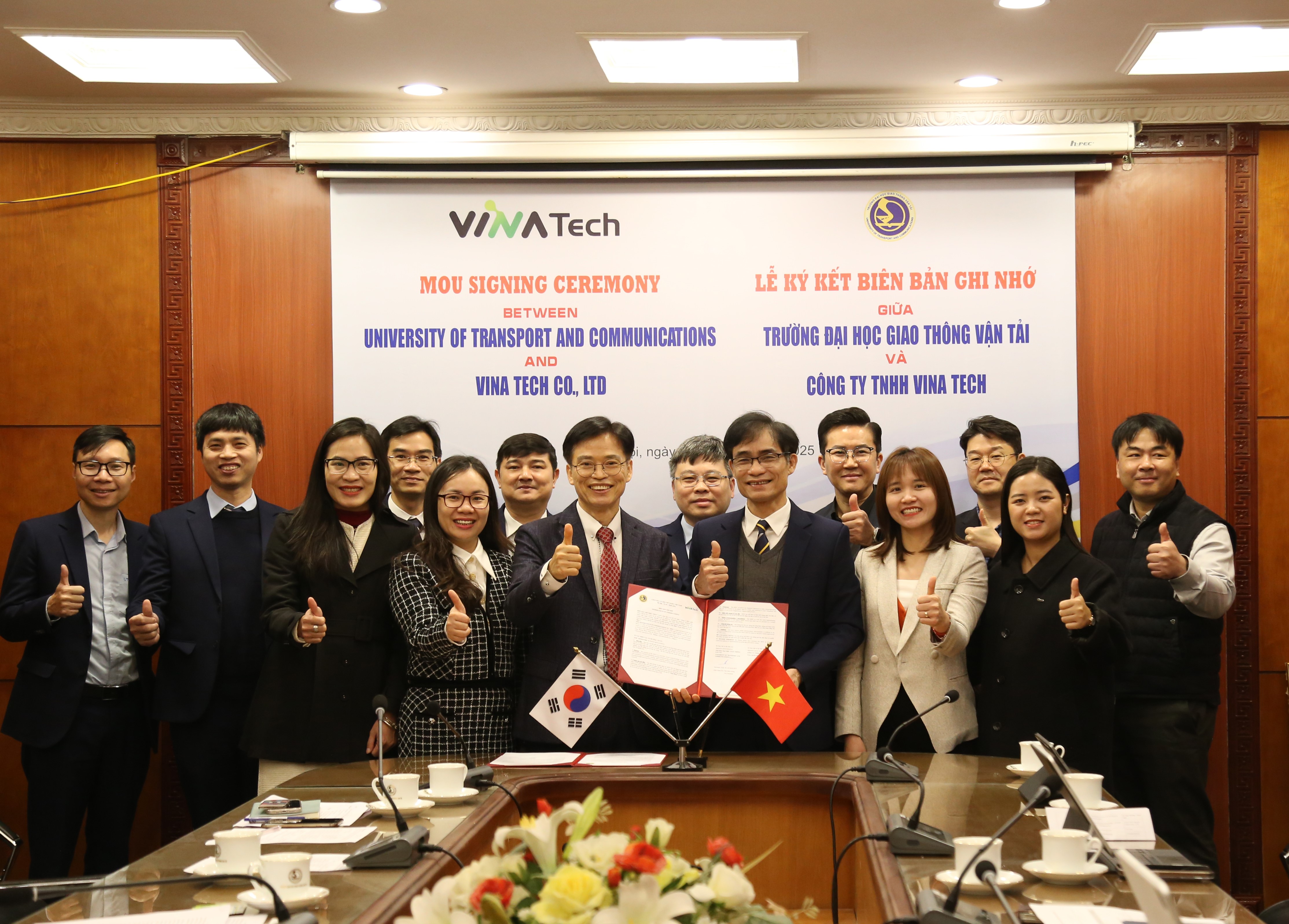 Lễ Ký kết Biên bản ghi nhớ hợp tác giữa Công ty VINA Tech – Trường ĐH GTVT, và Tọa đàm “Phát triển các giải pháp xanh và bền vững trong ngành GTVT"