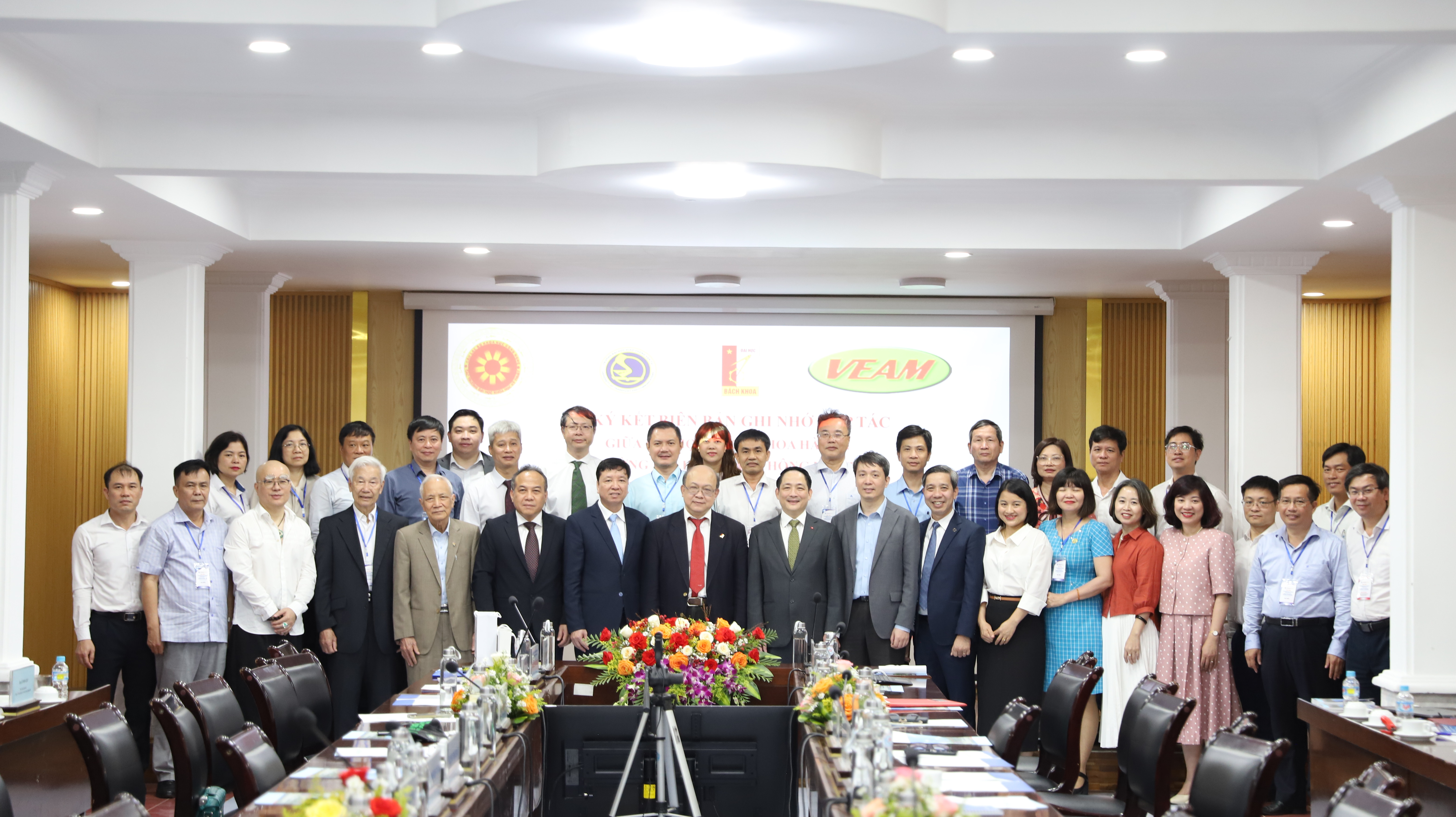Lãnh đạo Nhà trường tham dự Hội thảo CLB KH-CN các trường ĐH kỹ thuật lần thứ 60 và ký kết biên bản ghi nhớ hợp tác về lĩnh vực cơ khí đường sắt
