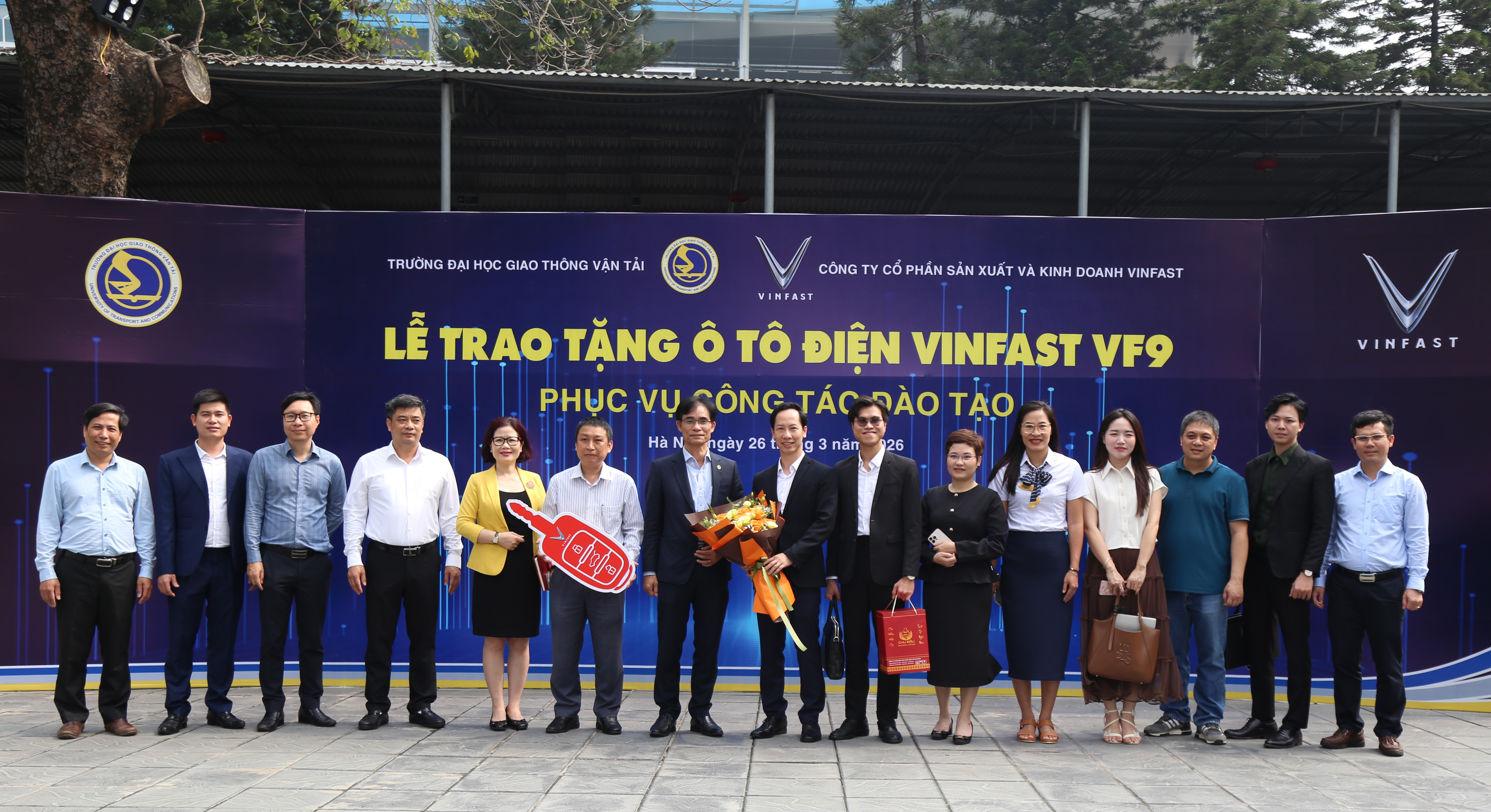 Trường Đại học GTVT tiếp nhận xe điện VF9 do Vinfast tài trợ 