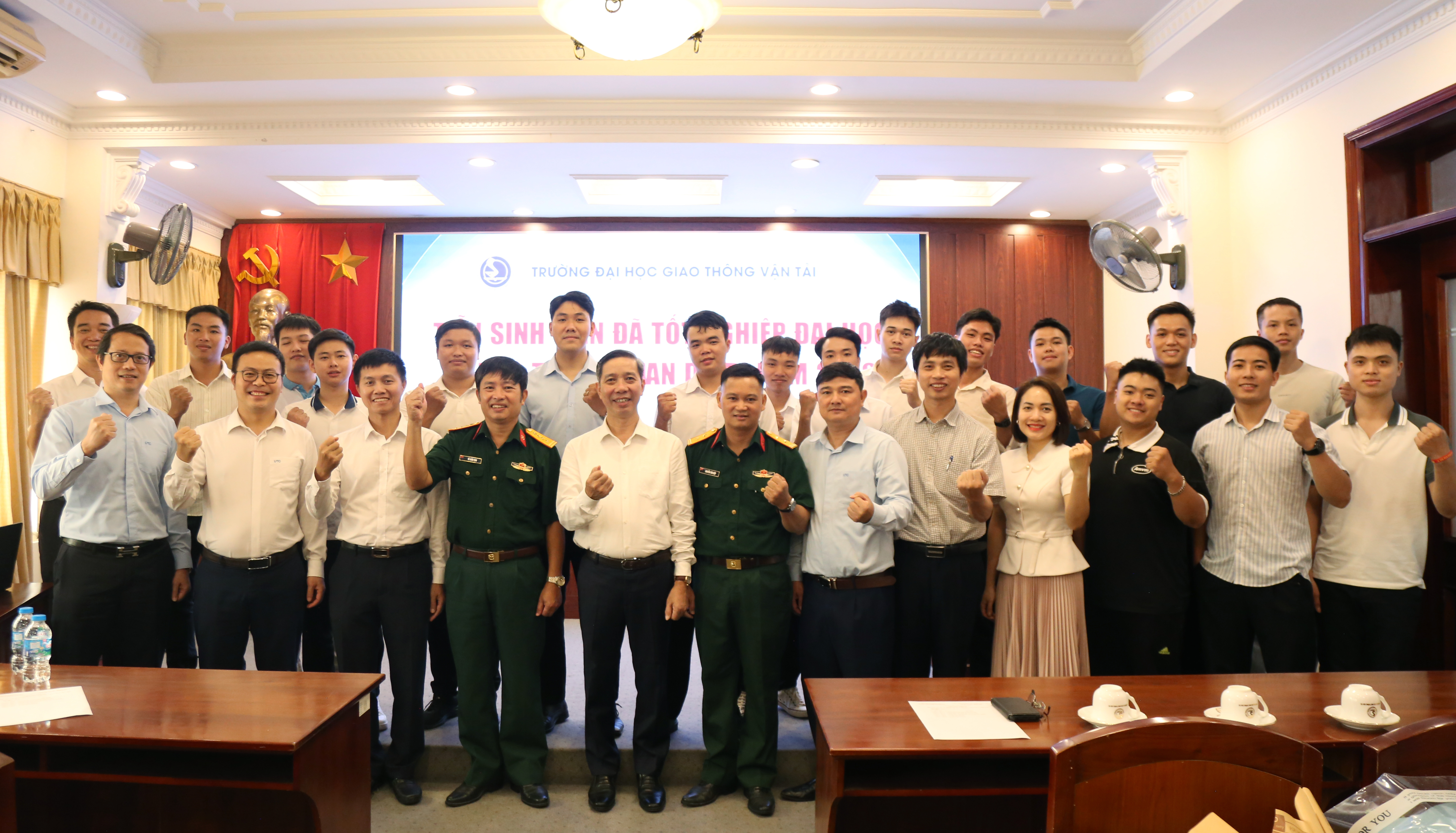 Trường Đại học GTVT tiễn 17 sinh viên đi đào tạo sĩ quan dự bị tại Trường Quân sự Quân khu 2