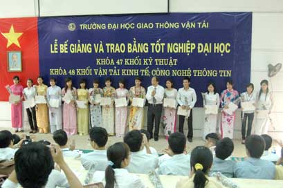 Lễ phát bằng tốt nghiệp và trao học bổng quỹ khuyến học truyền thống sinh viên GTVT Việt Nam