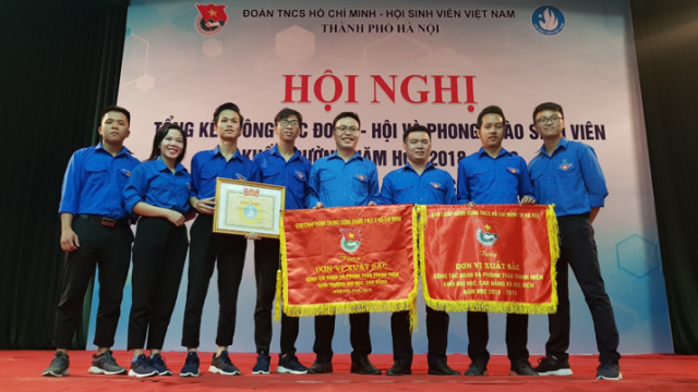 Đoàn thành niên - Hội SV trường ĐH GTVT nhận cờ thi đua và bằng khen đơn vị xuất sắc năm học 2018-2019