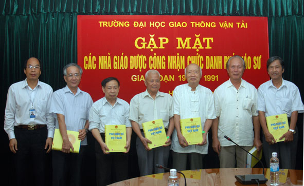 Gặp mặt các Nhà giáo của trường được Nhà nước công nhận chức danh PGS giai đoạn 1980-1991