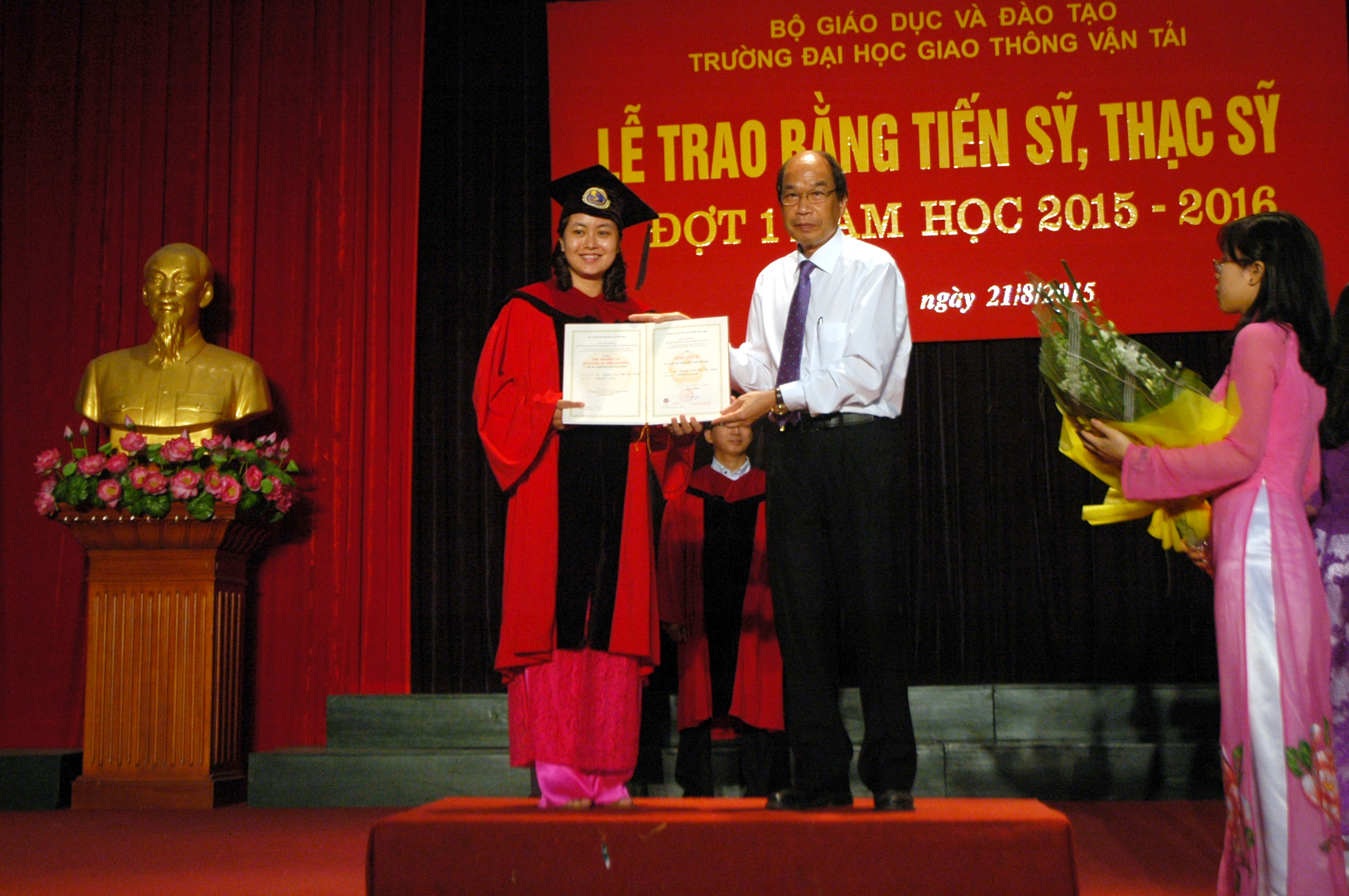 Lễ trao bằng Tiến sỹ, Thạc sỹ đợt 1 năm học 2015 - 2016