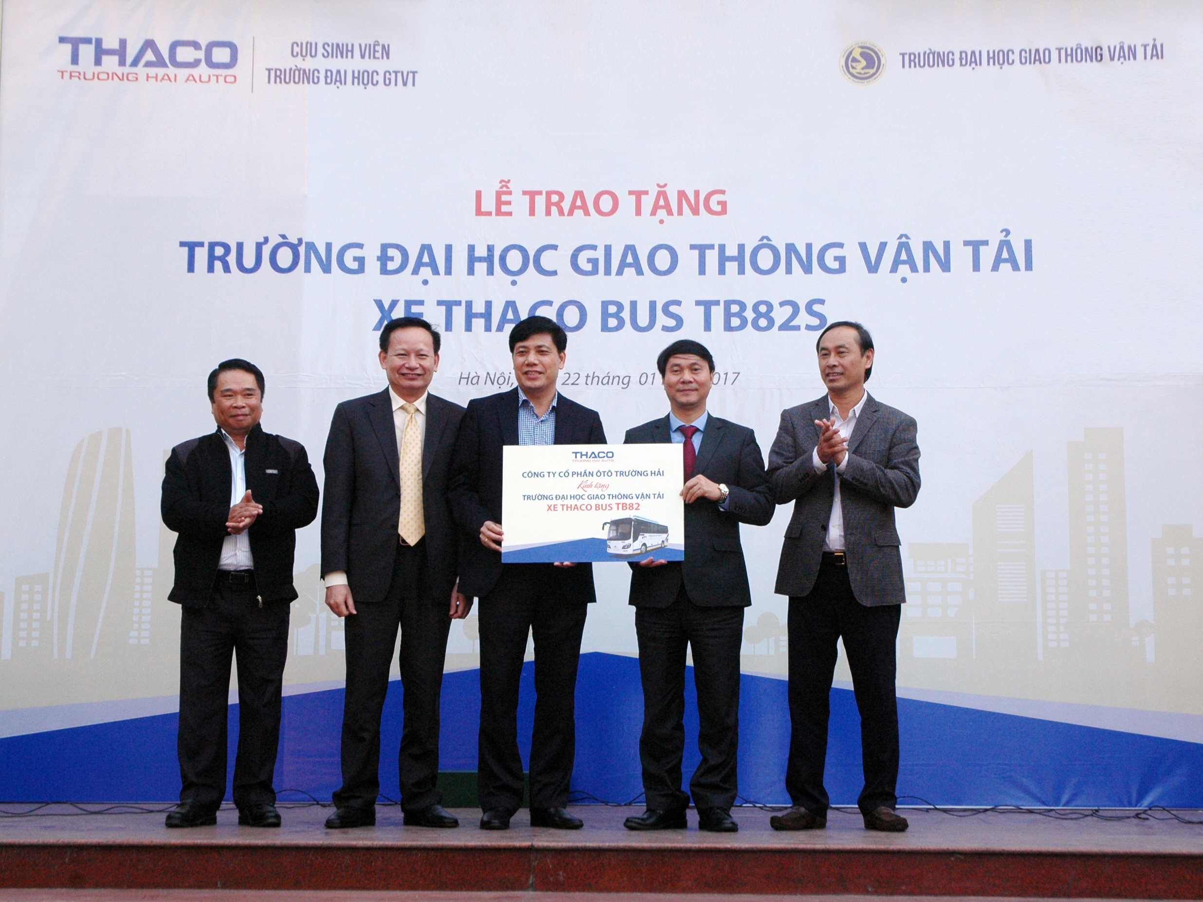 Lễ trao tặng xe ô tô Thaco bus 29 chỗ cho Trường Đại học Giao thông Vận tải