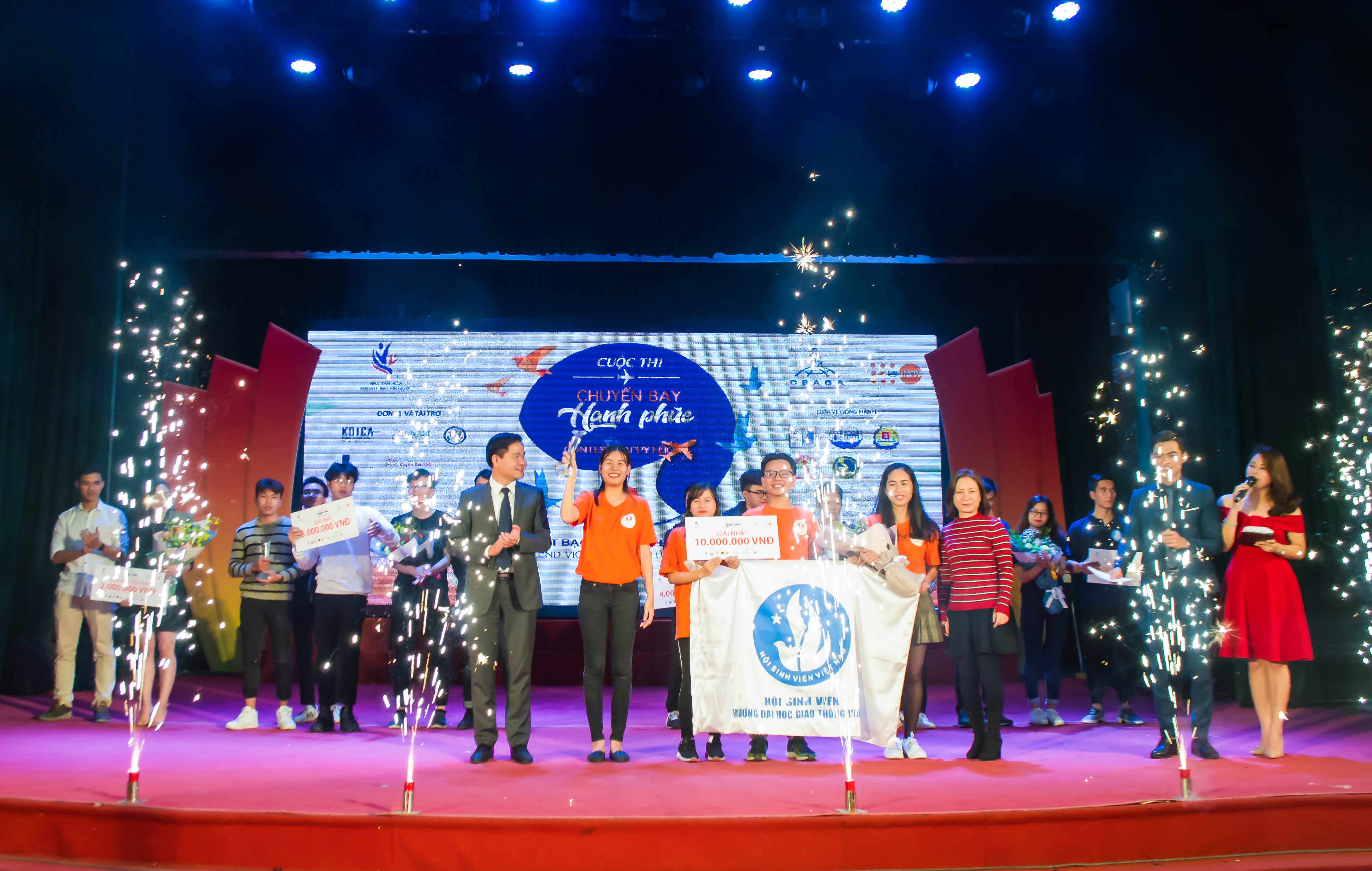 Trường Đại học GTVT giành giải Nhất cuộc thi "Chuyến bay hạnh phúc 2017"