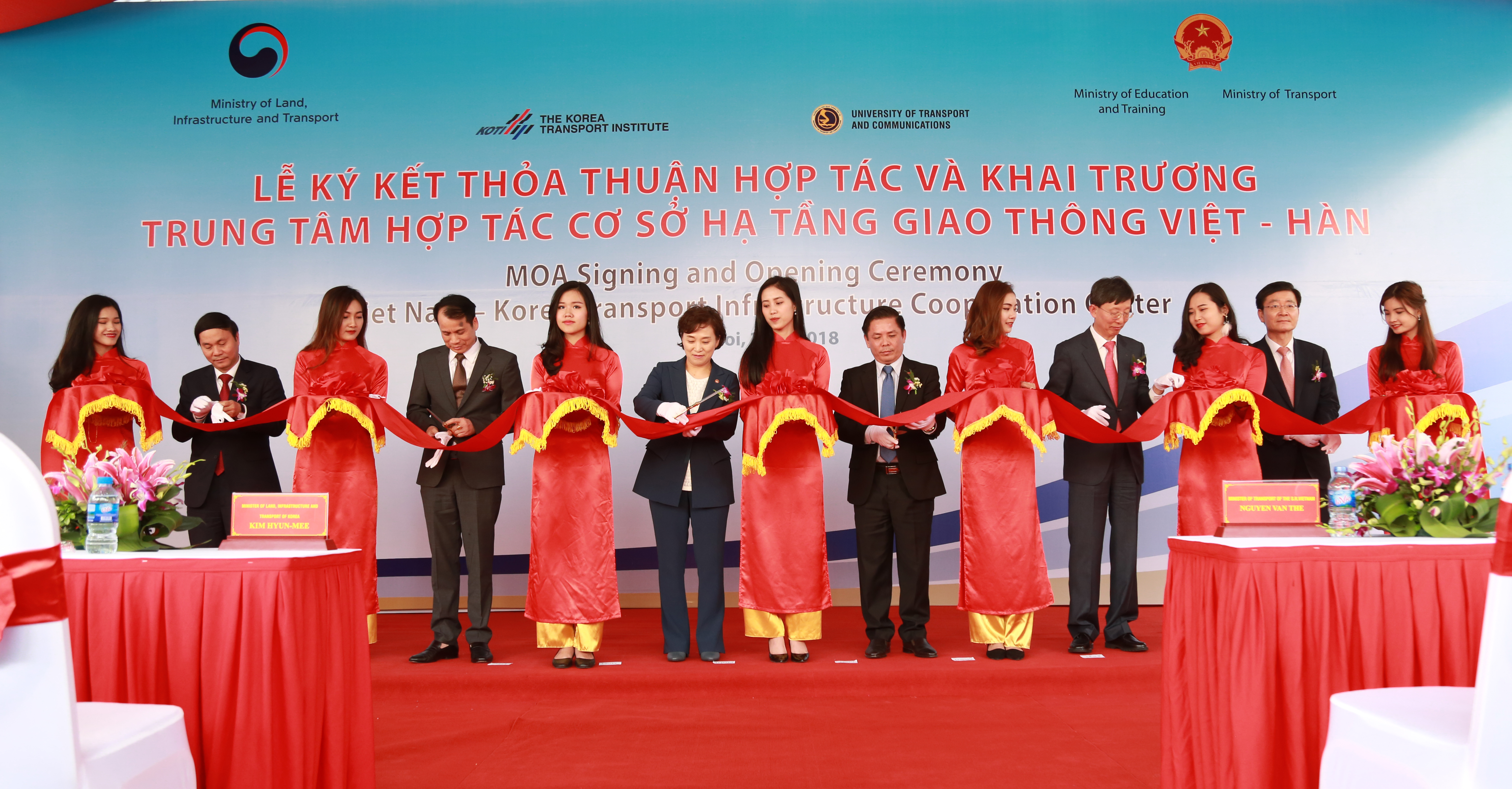 LỄ KÝ KẾT THỎA THUẬN HỢP TÁC VÀ  KHAI TRƯƠNG TRUNG TÂM HỢP TÁC  CƠ SỞ HẠ TẦNG GIAO THÔNG VIỆT-HÀN
