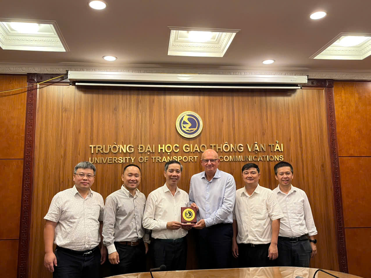 PGS.TS Nguyễn Thanh Chương - Hiệu phó trường Đại học Giao thông vận tải trao kỉ niệm chương cho Giám đốc cấp cao phụ trách mảng giáo dục Zeljko Djuretec